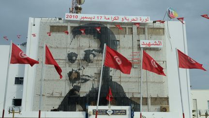 Le portrait de Mohamed Bouazizi, sur la place centrale de Sidi Bouzid.
 (NATHANAEL CHARBONNIER / RADIO FRANCE)