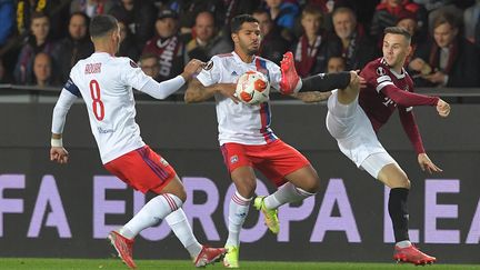 Le milieu de terrain de Prague&nbsp;Jakub Pesek face aux Lyonnais&nbsp;Houssem Aouar et Henrique, le 21 octobre 2021. (MICHAL CIZEK / AFP)