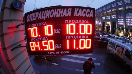 Un bureau de change &agrave; Moscou (Russie), mardi 16 d&eacute;cembre au matin. ( MAXIM ZMEYEV / REUTERS / X90168)