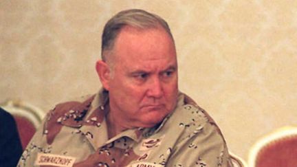 Norman Schwarzkopf&nbsp;(&agrave; gauche) en d&eacute;cembre 1990, lors de la guerre du Golfe. (BOB SULLIVAN / FILE)