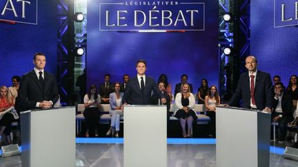 Jordan Bardella, Gabriel Attal et Manuel Bompard, le 25 juin 2024 au début du débat, à Boulogne-Billancourt (Hauts-de-Seine). (DIMITAR DILKOFF / AFP)