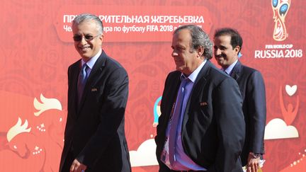 Le cheikh  Salman accompagné de Michel Platini.  (OLGA MALTSEVA / AFP)