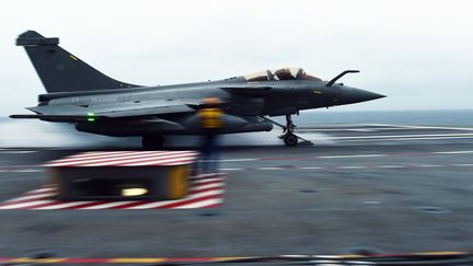 Un Rafale sur la piste du porte-avions Charles-de-Gaulle, en janvier 2015. (ANNE-CHRISTINE POUJOULAT / AFP)