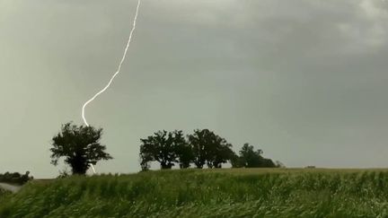 Des orages violents ont frappé jeudi 12 août au soir la région Auvergne-Rhône-Alpes.&nbsp; (CAPTURE ECRAN FRANCE 2)