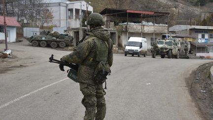 Un soldat russe de la mission de maintien de la paix dans la ville de Latchine, en Azerbaïdjan, le 1er décembre 2020. (KAREN MINASYAN / AFP)