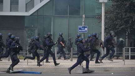 Des policiers affrontent des manifestants à la fin de la marche blanche pour Nahel, à Nanterre (Hauts-de-Seine), le 29 juin 2023. (ALAIN JOCARD / AFP)