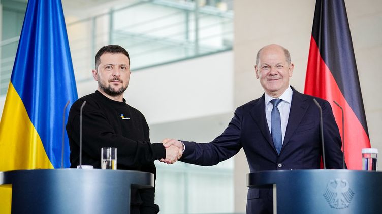 Le président ukrainien Volodymyr Zelensky et le chancelier allemand Olaf Scholz, le 14 mai 2023, à Berlin. (KAY NIETFELD / DPA)