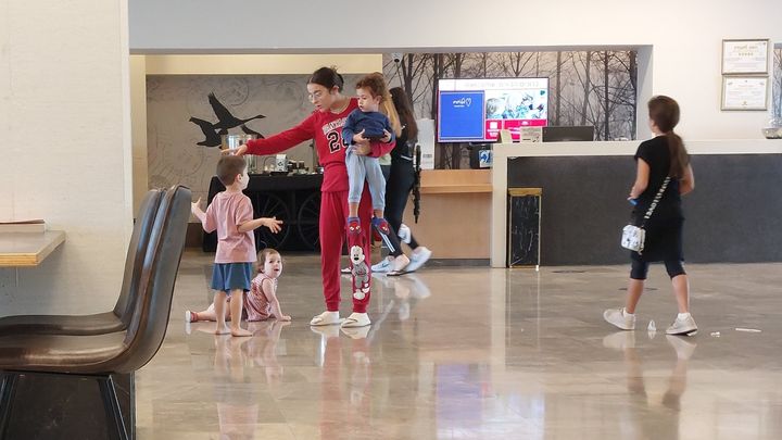 Des familles sont hébergés dans un hotel à Ashdod (Israël), octobre 2023. (AGATHE MAHUET / RADIOFRANCE)