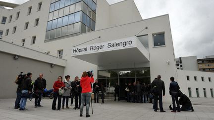 Devant l'h&ocirc;pital Roger Salengro, &agrave; Lille, le 13 mai 2013. C'est l&agrave; qu'est mort un malade infect&eacute; par le coronavirus. (MAXPPP)