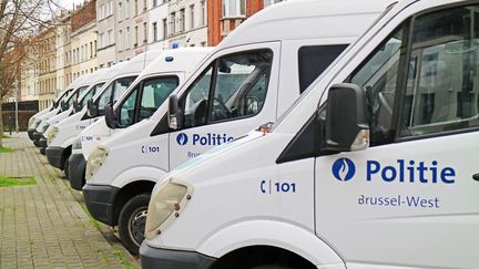 Des camions de&nbsp;la police belge, à Bruxelles, le 9 janvier 2016. (WINFRIED ROTHERMEL / AFP)