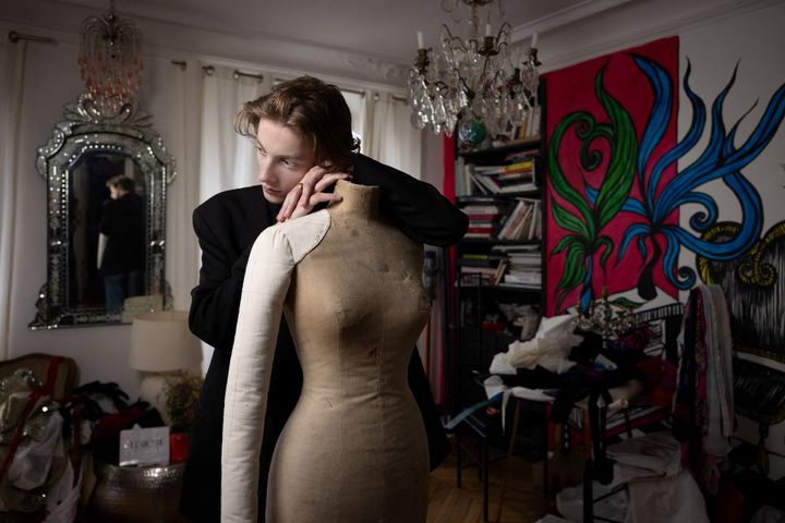 Charles de Vilmorin dans son appartement-atelier. (JOEL SAGET / AFP)