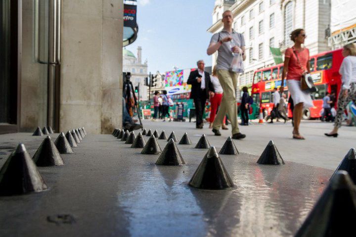 Ces piques anti-SDF installées devant un supermarché londonien ont été retirées suite à des manifestations.  (CITIZENSIDE/GUY CORBISHLEY / CITIZENSIDE.COM)