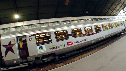 Une voiture Corail Intercit&eacute; gare Saint Lazare &agrave; Paris le 10 octobre 2007. (JEAN AYISSI / AFP)