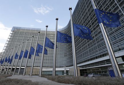 Les drapeaux européens sont mis en berne devant le siège de la Commission. (VINCENT KESSLER / REUTERS)