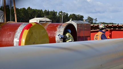 Sanction économique contre la Russie : le chancelier allemand Olaf Scholz&nbsp;a suspendu l'autorisation du gazoduc Nord Stream 2. (TOBIAS SCHWARZ / AFP)