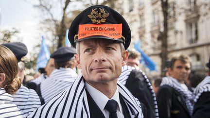 Un pilote gr&eacute;viste d'Air France, le 23 septembre 2014 &agrave; Paris. (CITIZENSIDE / VALENTINA CAMOZZA / AFP)