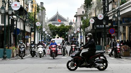 Au Vietnam, la vie reprend son cours après la levée du confinement, ici à Hanoï, le 23 avril 2020.&nbsp; (MANAN VATSYAYANA / AFP)