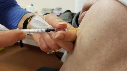 Une&nbsp;infirmière injecte le vaccin contre le coronavirus d'AstraZeneca à un patient dans un centre de vaccination du Mans (Sarthe), le 7 mars 2021. (CLEMENTINE VERGNAUD / RADIO FRANCE)