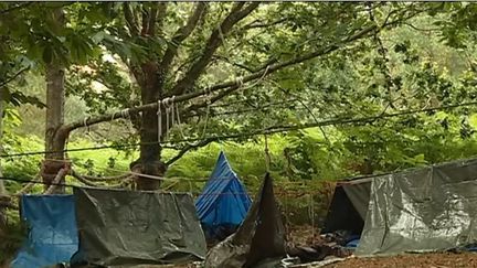 Pour les vacances, certains prennent parfois des mesures radicales : pas d'Internet ni d'électricité, bienvenue dans un camp de survie. (CAPTURE D'ÉCRAN FRANCE 3)