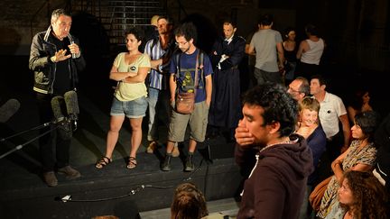 Le metteur en sc&egrave;ne italien&nbsp;Giorgio Barberio Corsetti discute avec des intermittents lors de l'interruption de la g&eacute;n&eacute;rale de la pi&egrave;ce&nbsp;Le Prince de Hombourg, le 2 juillet 2014. (BORIS HORVAT / AFP)