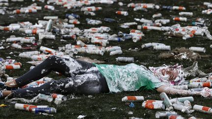 Une &eacute;tudiante g&icirc;t parmi les bombes de mousse &agrave; raser apr&egrave;s avoir particip&eacute; au traditionnel bizutage "Raisin weekend" &agrave; l'universit&eacute; de St Andrews (Royaume-Uni), le 20 octobre 2014. (RUSSELL CHEYNE / REUTERS)