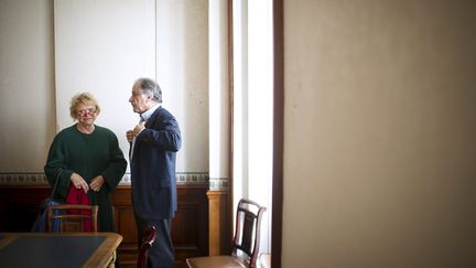 Eva Joly s'entretient avec No&euml;l Mam&egrave;re avant une conf&eacute;rence de presse, le 30 novembre 2011 &agrave; Paris. (MARTIN BUREAU / AFP)