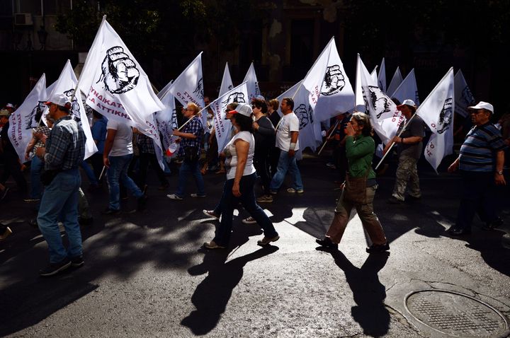 De nombreux Ath&eacute;niens ont d&eacute;fil&eacute;, le 1er mai 2013, dans la capitale grecque, brandissant des drapeaux au poing lev&eacute;. (ARIS MESSINIS / AFP)