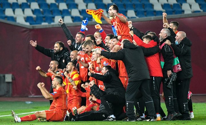 La&nbsp;sélection de Macédoine du&nbsp;Nord après sa qualification historique pour l'Euro, le 12 novembre 2020 (VANO SHLAMOV / AFP)