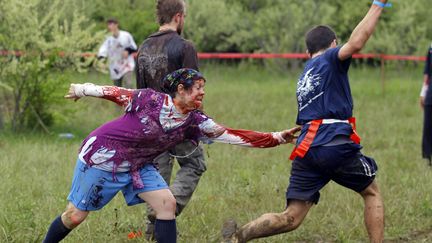 Des "zombies" courent apr&egrave;s des participants &agrave; "Run for your Lifes", une course avec obstacles de&nbsp;5 kilom&egrave;tres &agrave; Amesbury (Massachusetts), le 5 mai 2012. (BRIAN SNYDER / REUTERS)