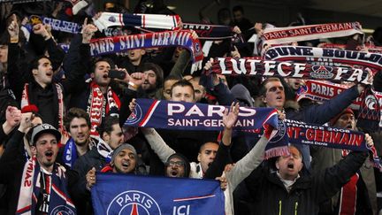 Les supporters du PSG d&eacute;bordent de joie apr&egrave;s la qualification du PSG. (IAN KINGTON / AFP)