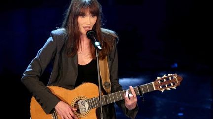  Carla Bruni joue un extrait de son nouvel album au festival de musqiue San Remo (Italie) le 13 février 2003.
 (IPP/UNIMEDIA/SIPA)