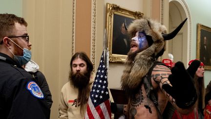 Des partisans de Donald Trump, dont&nbsp;Jake Angeli, protesent à l'intérieur du Capitole, le 6 janvier 2021, à Washington.&nbsp;&nbsp; (SAUL LOEB / AFP)