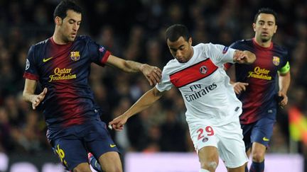 Lucas (PSG) à la lutte avec Busquets (Barcelone) (LLUIS GENE / AFP)