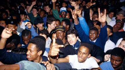 Pour refermer l'exposition "Hip Hop, du Bronx aux rues arabes", une Block Party est organisée sur le parvis de l'Institut du Monde Arabe le Dimanche 26 juillet à partir de 17h. Un évènement sur le modèle des fêtes de quartier qui ont vu le jour à la fin des années 70 dans le Bronx à New York (voir une vidéo des premières block party en 1979). Le concept est simple : une scène, un micro, une paire de platines et un plateau de pointures du rap international. Au programme : PUSHA T (USA), DISIZ (France), MALIKAH (Liban), NARCYSSIST (Irak, Canada) et VALD (France) ainsi que les dj sets de Manaré et Virgil Abloh. Première rétrospective en France entièrement consacrée à cette culture, l'exposition aura réuni plus de 40.000 visiteurs. Elle devrait être présentée à Rabat au printemps 2016. INSTITUT DU MONDE ARABE 1 rue des Fossés Saint Bernard 75006 Paris Tel 01 40 51 38 38
 (Yoshi Omori)