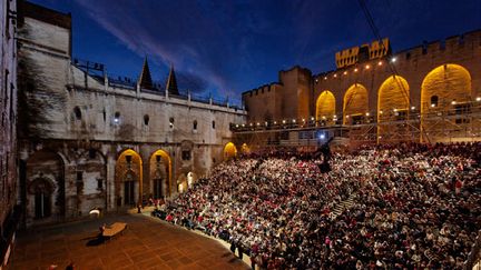 &nbsp; (La cour d'Honneur du Palais des Papes © Christophe Raynaud de Lage / Festival d'Avignon)