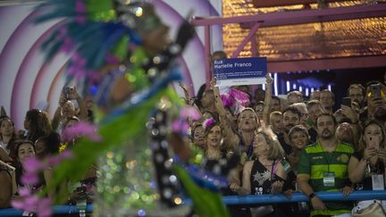 Le nom de Marielle Franco, protectrice des minorités, assassinée il y a près d'un an, brandi dans la foule du carnaval de Rio (Brésil) le 5 mars 2019.&nbsp; (MAURO PIMENTEL / AFP)