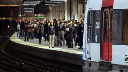 Des passagers attendent un RER à la gare du Nord, à Paris (illustration). (JACQUES DEMARTHON / AFP)