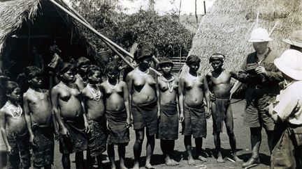 il fixe sur des plaques de verres stéréoscopiques ses impressions et souvenirs de l’Indochine. Véritable reportage ethnographique, cette collection privée est riche de prises de vues des tribus des hauts-plateaux.
 
 (Marcel Legris )