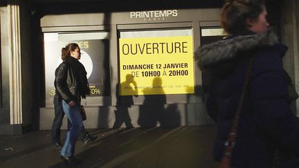  (Janvier 2014, lancement des soldes d'hiver dans les grands magasins. Une affiche annonce l'ouverture du magasin le Printemps Haussmann le dimanche © Maxppp)