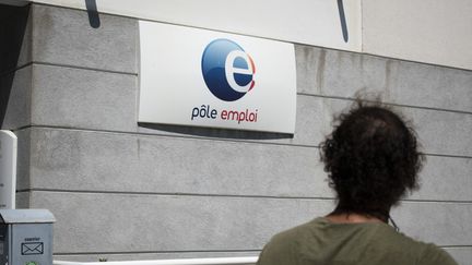 Un homme devant les locaux de Pôle Emploi à Hyeres (Var), le 9 juillet 2022. (MAGALI COHEN / HANS LUCAS / AFP)