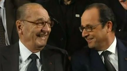 Jacques Chirac et Fran&ccedil;ois Hollande, le 21 novembre 2014, lors de la remise du prix de la Fondation Chirac, &agrave; Paris.&nbsp; (CAPTURE D'ECRAN FRANCETV INFO / FRANCE 2)