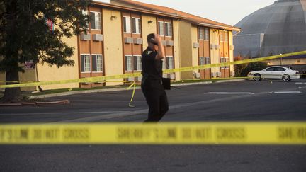 Un policier de Sacramento (Californie) sur le parking de l'h&ocirc;tel o&ugrave; le v&eacute;hicule du suspect a &eacute;t&eacute; rep&eacute;r&eacute;, avant qu'une fusillade n'&eacute;clate,&nbsp;vendredi 24 octobre. (NOAH BERGER / REUTERS)