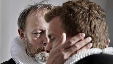 Lars Mikkelsen qui incarne le patriarche Johannes dans Au nom du Père a reçu l'International Emmy award pour ce rôle. Aux côtés de&nbsp; Morten Hee Andersen qui incarne l'un de ses deux fils August. (Tine Harden Arte)