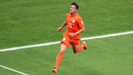 Le N&eacute;erlandais Klaas-Jan Huntelaar c&eacute;l&egrave;bre son but contre le Mexique, sur un penalty, &agrave; Fortaleza (Br&eacute;sil), en huiti&egrave;mes de finale de la Coupe du monde, le 29 juin 2014. (JAVIER SORIANO / AFP)