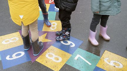 Des élèves dans la cour de récréation d'une école de Poitiers (Vienne), le 10 janvier 2023. (JEAN-FRANCOIS FORT / HANS LUCAS / AFP)