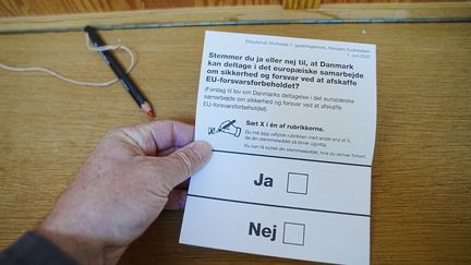 Un électeur tient un bulletin de vote pour le réréfendum sur l'intégration à la politique de défense européenne, au Danemark, mercredi 1er juin 2022. (BO AMSTRUP / RITZAU SCANPIX / AFP)