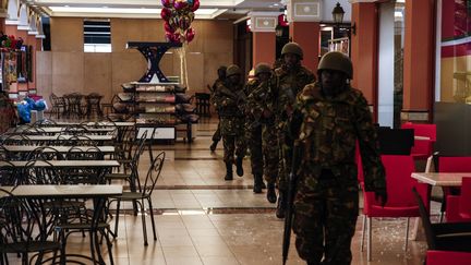 Des soldats kenyans &agrave; l'int&eacute;rieur du centre commercial Westgate vis&eacute; par une attaque terroriste &agrave; Nairobi le 21 septembre 2013. ( MAXPPP)