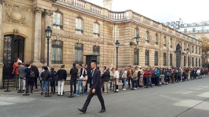 Des milliers de personnes sont venues signer les registres de condoléances mis à disposition en hommage à Jacques Chirac, le 28 septembre 2019. (SANDRINE ETOA-ANDEGUE / RADIO FRANCE)