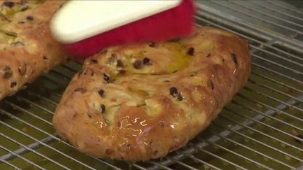 Du sucre, du beurre, des raisins secs, de la poudre d’amande et un mélange d’épices tenu secret. C’est la recette très gourmande du Stollen, la&nbsp;brioche&nbsp;de Noël allemande.&nbsp; (France 3)