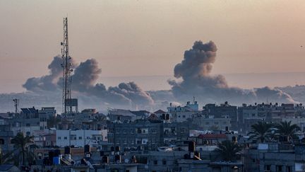 Une photo prise depuis Rafah montre de la fumée s'échappant de Khan Younès, dans le sud de la bande de Gaza, lors d'un bombardement israélien le 18 janvier 2024, au milieu des combats en cours entre Israël et le groupe militant palestinien Hamas. (AFP)